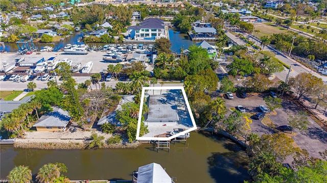 2836 Bayview DR, Naples, FL 34112