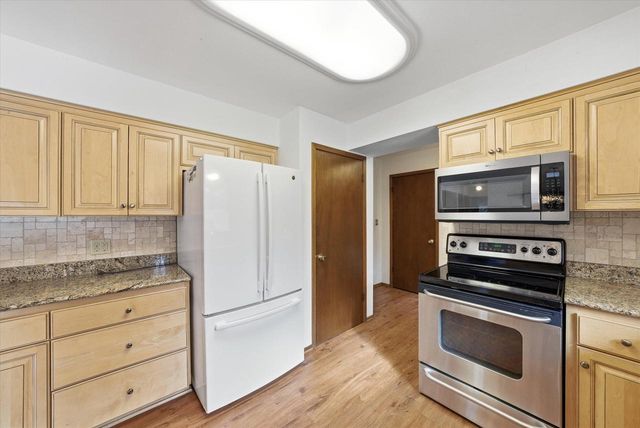 7453 Devonshire DRIVE, Cedarburg, WI 53012