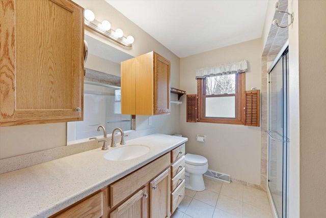 7453 Devonshire DRIVE, Cedarburg, WI 53012