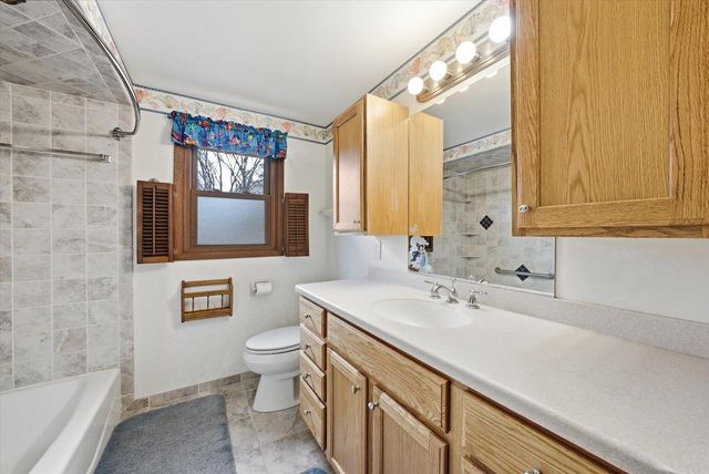 7453 Devonshire DRIVE, Cedarburg, WI 53012