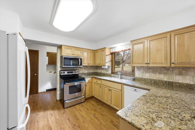 7453 Devonshire DRIVE, Cedarburg, WI 53012