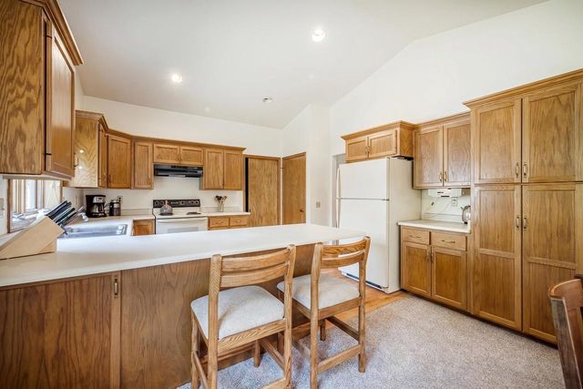 5602 CHESTNUT Lane, Mcfarland, WI 53558
