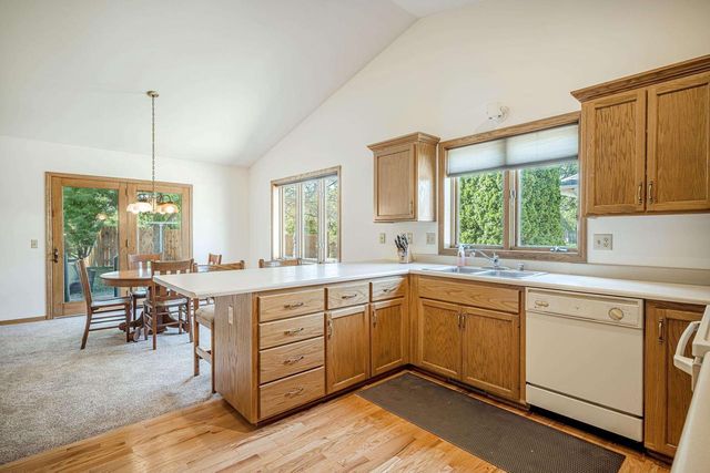 5602 CHESTNUT Lane, Mcfarland, WI 53558