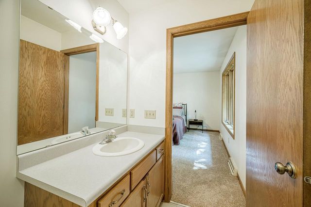 5602 CHESTNUT Lane, Mcfarland, WI 53558