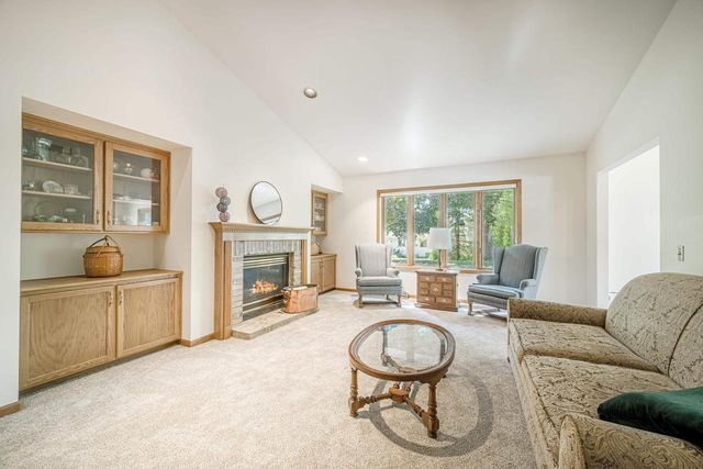 5602 CHESTNUT Lane, Mcfarland, WI 53558
