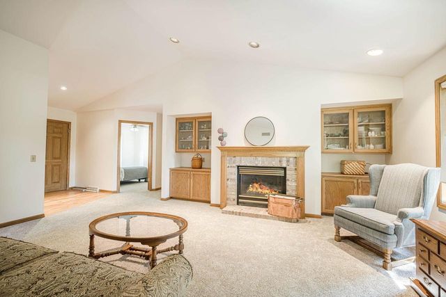 5602 CHESTNUT Lane, Mcfarland, WI 53558