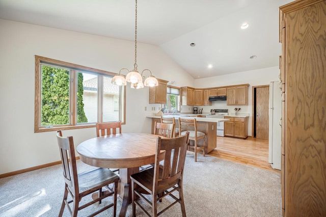 5602 CHESTNUT Lane, Mcfarland, WI 53558