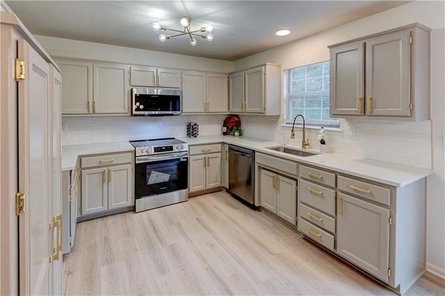 900 SW Daney Drive, Lee's Summit, MO 64081