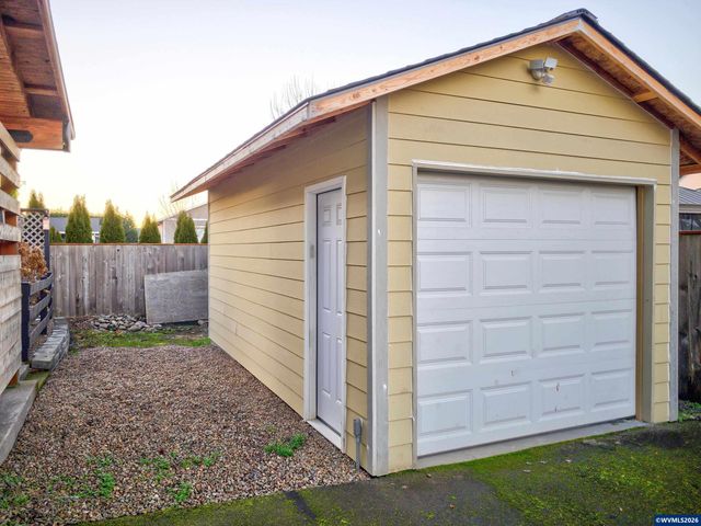 6284 NE Barker St, Albany, OR 97321