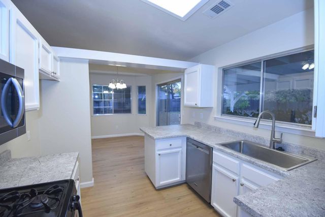 476 NW Aquamarine Way, Redding, CA 96003