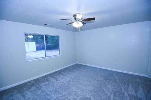 476 NW Aquamarine Way, Redding, CA 96003