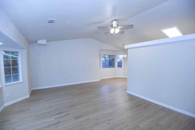 476 NW Aquamarine Way, Redding, CA 96003