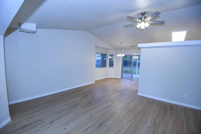 476 NW Aquamarine Way, Redding, CA 96003