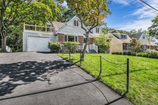 26 Shelley Place, Huntington Station, NY 11746
