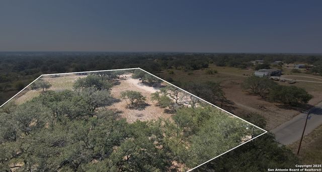 1304 County Road 777, Devine, TX 78016