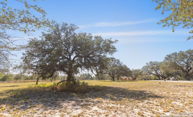 1304 County Road 777, Devine, TX 78016