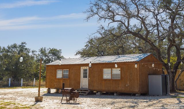 1304 County Road 777, Devine, TX 78016