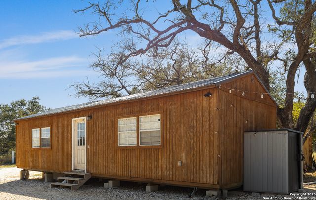 1304 County Road 777, Devine, TX 78016