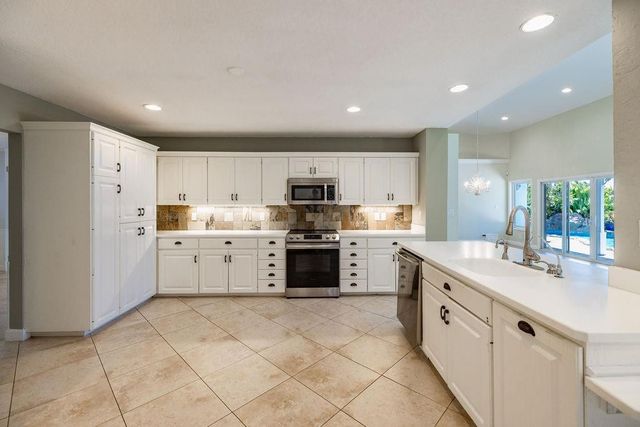 2432 NE 22nd Avenue, Lighthouse Point, FL 33064