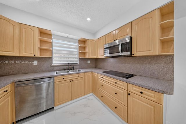 1055 NW 32nd Ct, Miami, FL 33125