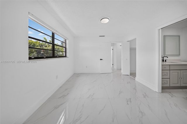 1055 NW 32nd Ct, Miami, FL 33125