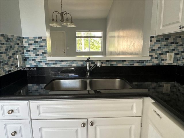 7830 NW 6th St 204, Pembroke Pines, FL 33024