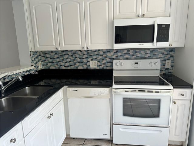 7830 NW 6th St 204, Pembroke Pines, FL 33024