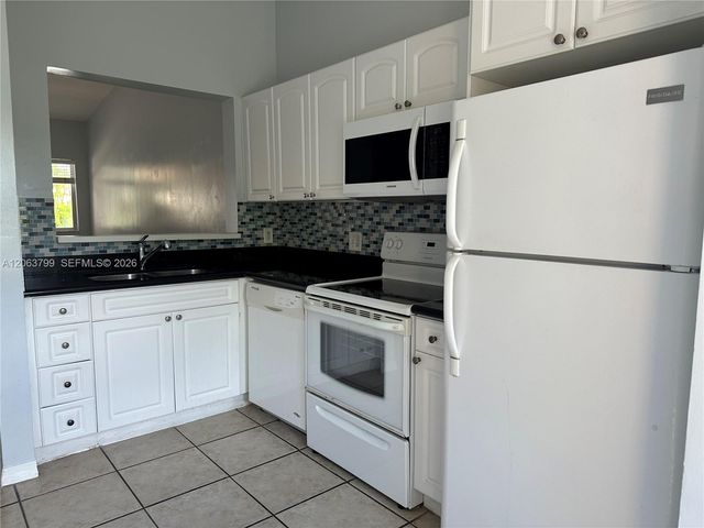 7830 NW 6th St 204, Pembroke Pines, FL 33024
