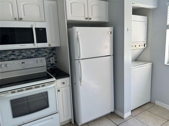 7830 NW 6th St 204, Pembroke Pines, FL 33024