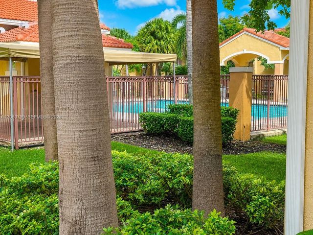7830 NW 6th St 204, Pembroke Pines, FL 33024