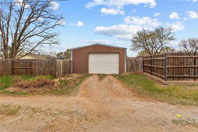 1316 D Street, Arapaho, OK 73620