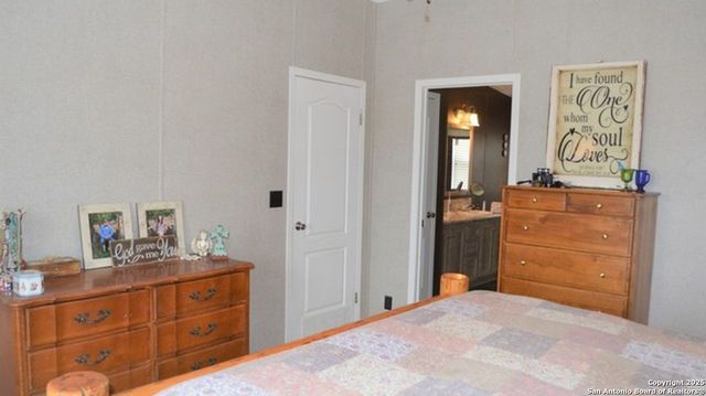 5570 Blackhill, Floresville, TX 78114