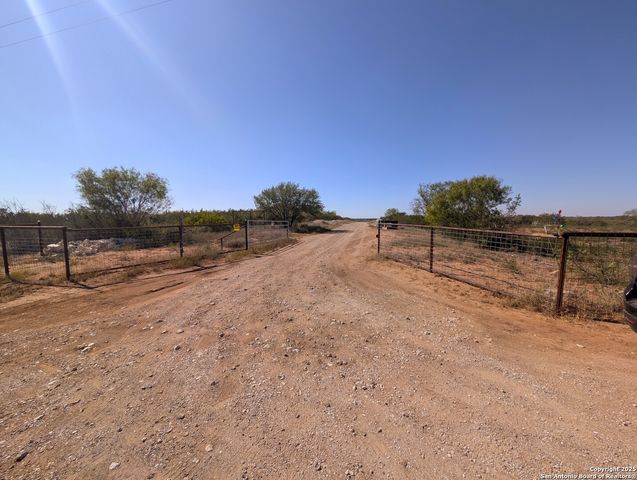 5570 Blackhill, Floresville, TX 78114