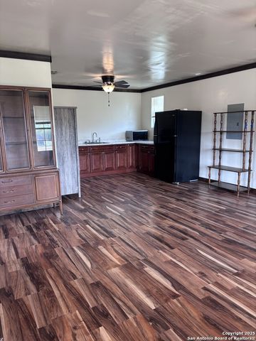 5570 Blackhill, Floresville, TX 78114