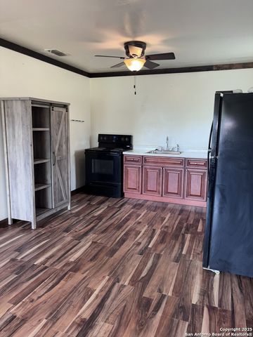 5570 Blackhill, Floresville, TX 78114