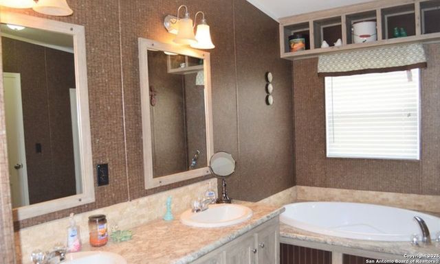 5570 Blackhill, Floresville, TX 78114