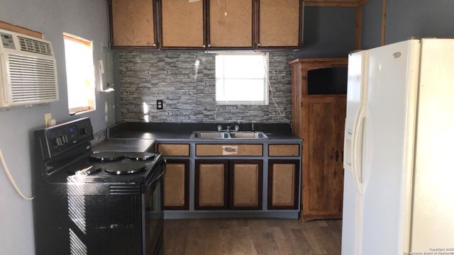 5570 Blackhill, Floresville, TX 78114