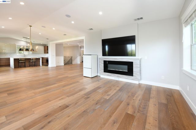 1516 Pleasant Hill Rd, Lafayette, CA 94549