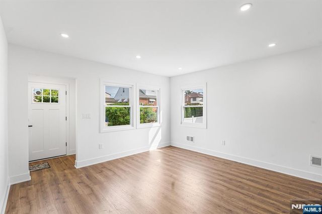 11 Dunkerly Street, Totowa, NJ 07512