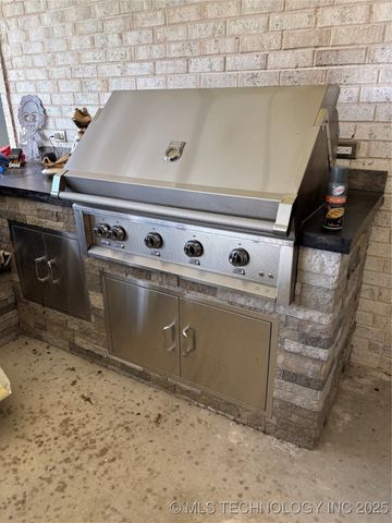 913 Prairie View Road S, Ardmore, OK 73401