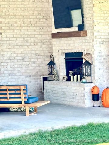 913 Prairie View Road S, Ardmore, OK 73401