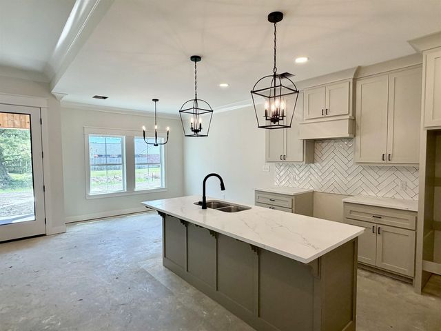 204 Newsom Dr, Houma, LA 70360