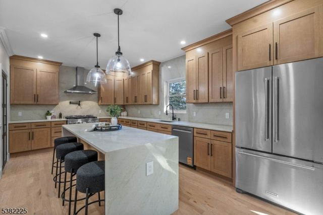 52 Skylark Pl, Clark Twp., NJ 07066