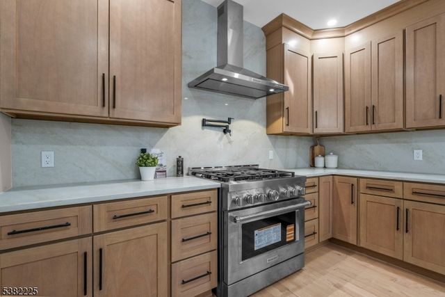 52 Skylark Pl, Clark Twp., NJ 07066