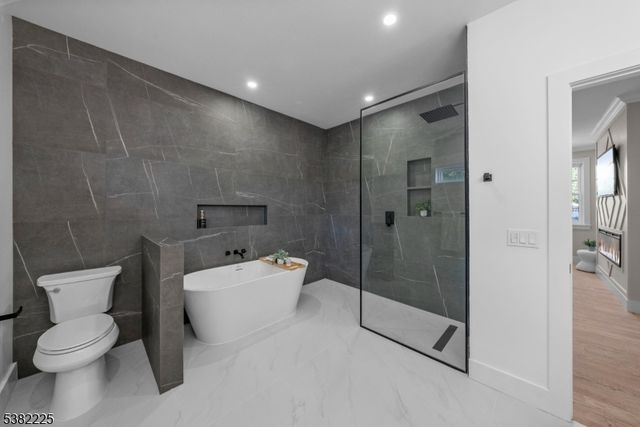 52 Skylark Pl, Clark Twp., NJ 07066