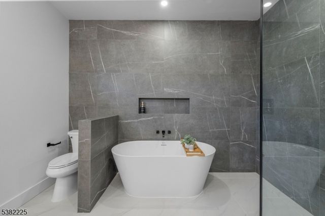 52 Skylark Pl, Clark Twp., NJ 07066