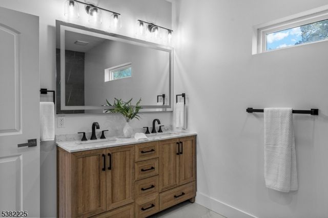 52 Skylark Pl, Clark Twp., NJ 07066