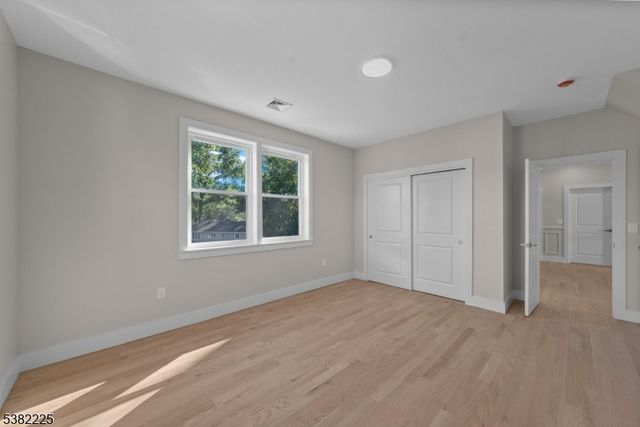 52 Skylark Pl, Clark Twp., NJ 07066