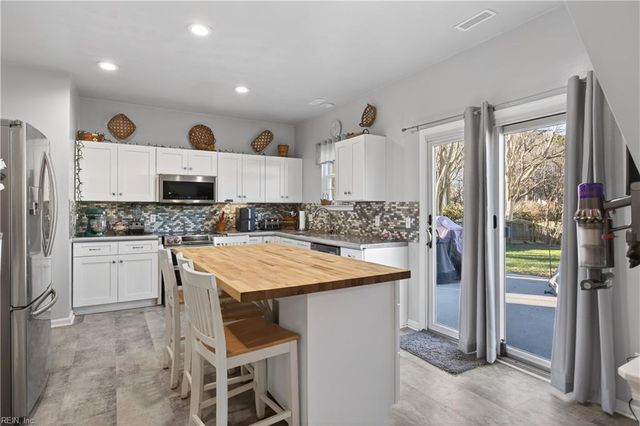 6812 Burbage Lake CIR, Suffolk, VA 23435