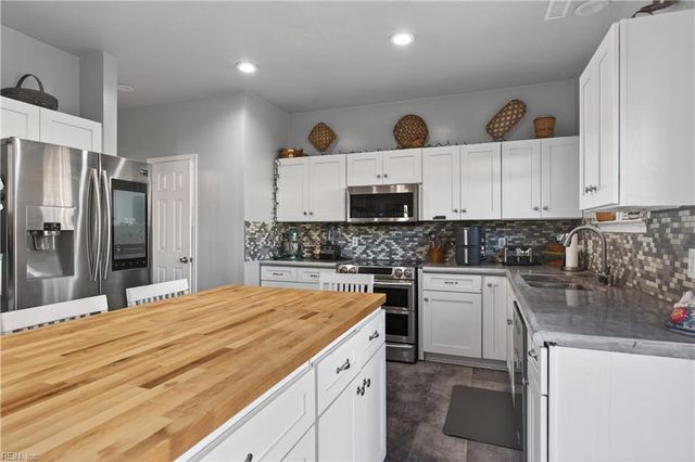 6812 Burbage Lake CIR, Suffolk, VA 23435